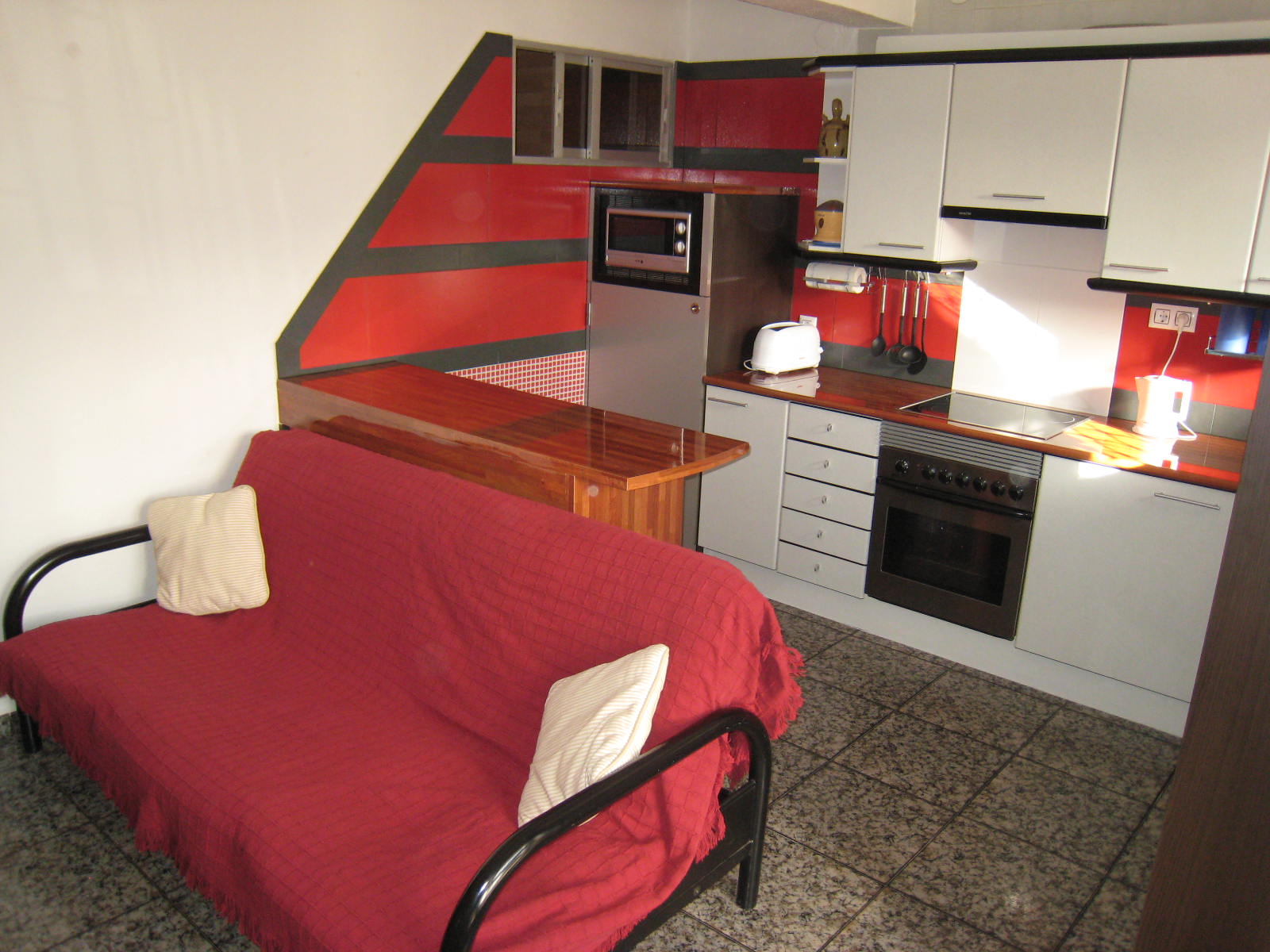tamento de playa planta baja de 2 dormitorios, cocina abierta a salón y  trastero interno. Totalmente refomado con todos los muebles incluidos. Listo para entrar a vivir. Ideal para arrendar también en el verano. A sólo 2 minutos andando de las playas. Gastos comunidad casi nulos.
