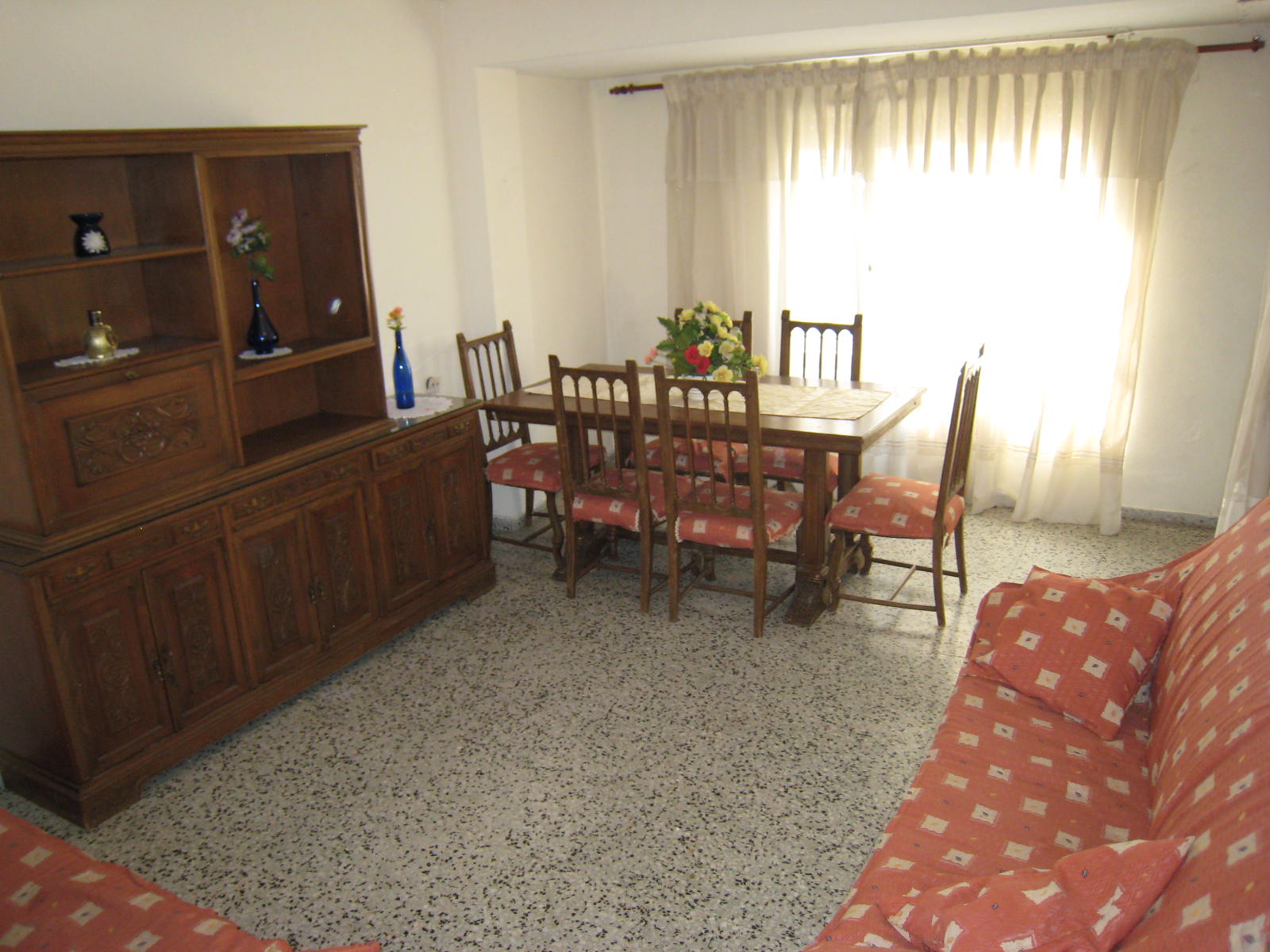 so grande, con ascensor, 4 dormitorios (3 dobles y 1 pequeño), amplio salón, cocina con galería-lavadero. A reformar.  Buen precio.