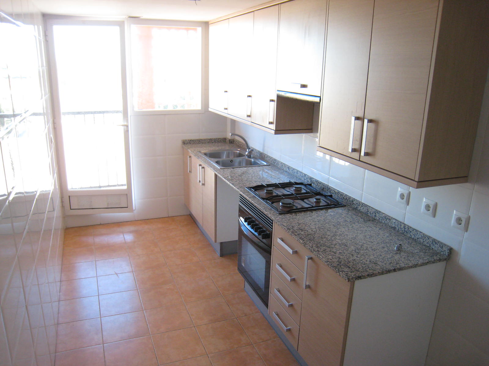ástico piso seminuevo de 100 m2 al mejor precio; de banco; conmáximas posibilidades de financiación!; si tienes ingresos regulares te lo puedes comprar !!! Piso 4º con ascensor; posee 3 dormitorios, 2 baños (uno on suite), buen tamaño de salón al lado de la cocina. Lavadero. Amplio balcón sin edificios enfrente que bloqueen las vistas. Se distingue la linea de mar a 2 kms de distancia y se ven las montañas en la parte trasera. Al lado de colegio. Excelente ventilación y distribución de habitaciones. Amplia terraza comunitaria para hacerte la barbacoa!. Piso de banco que está dispuesto a finaciar el 100% del precio. Basta con cumplir los criterios de ingresos regulares que establece el banco para obtener financiación y que este fenomenal piso sea tuyo; sé el primero en llegar!