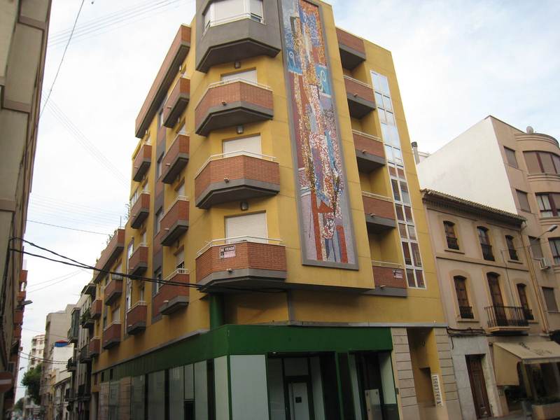 lón muy grande de 35 m2. 3 dormitorios y 2 baños. Piso seminuevo en el que se comenzó reforma y no se ha terminado; requiere por tanto terminarla.