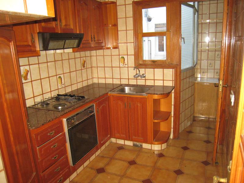 encanto, buen estado. Tercero sin ascensor con amplio salón, 2 dormitorios dobles y uno individual; 2 baños. Financiación 100% del precio.
