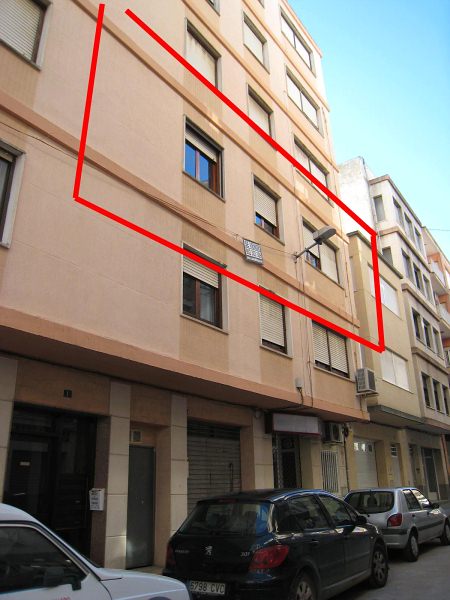 ascensor, de 4 dormitorios, amplio salón, gran cocina, buen baño y trastero interno en buenisima zona central entre Paseo y Carrtera cerca de todas las tiendas y colegios. Financiación del 100% del precio. Solo necesitas tener ahorrado parte de los gastos euros.
