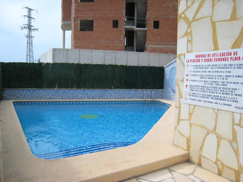 ción Oliva Nova Golf. Se vende este pequeño y coqueto apartamento  con piscina comunitaria y parquing cubierto incluido en precio. Cantoner y muy soleado. Propiedad de banco. No dispone de terraza. Se escuchan ofertas.