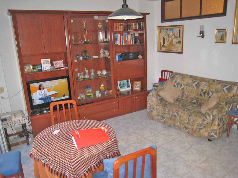 sin ascensor de 74 m2 del año 1964 sito al lado del Ayuntamiento. Su estado es de origen con alguna reforma: suelo cambiado a cerámica; pero muy cuidado y perfectamente habitable. Económico y muy bien situado.