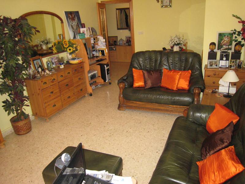  ascensor muy bien situado de 3 dormitorios dobles; 2 baños; salón con salida a largo y ancho balcón; cocina con lavadero independiente; sólo 2 viviendas por planta. El precio incluye un trastero de 4 m2 independiente en la cubierta del bloque donde hay una gran terraza comunitaria con fatásticas vistas panorámicas. Tiendas, bares y supermercados justo abajo en la misma calle.