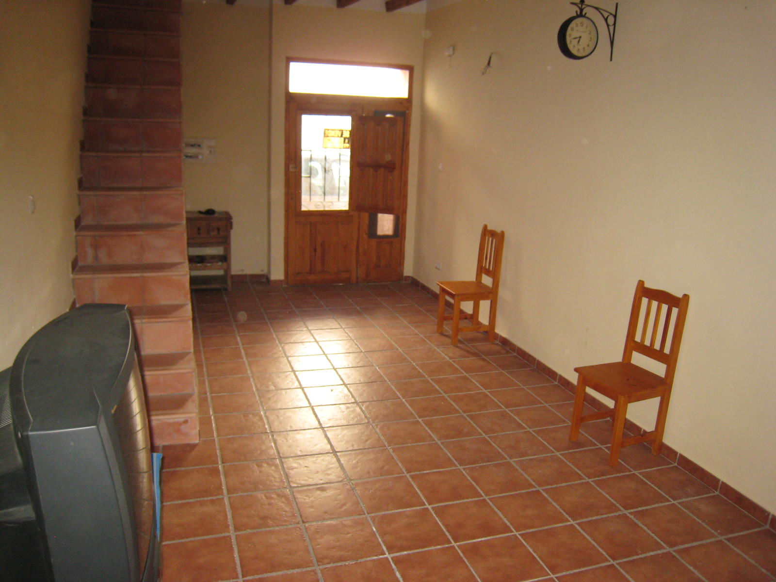 o, Casa de pueblo recien e integramente reformada en bonito estilo rústico con amplio salón, 3 dormitorios, 2 zonas de estar, cocina, patio, 2 baños (on suite) y terraza-patio grande en primera planta. Muy buen precio. Lista para entrar a vivir. Oportunidad.