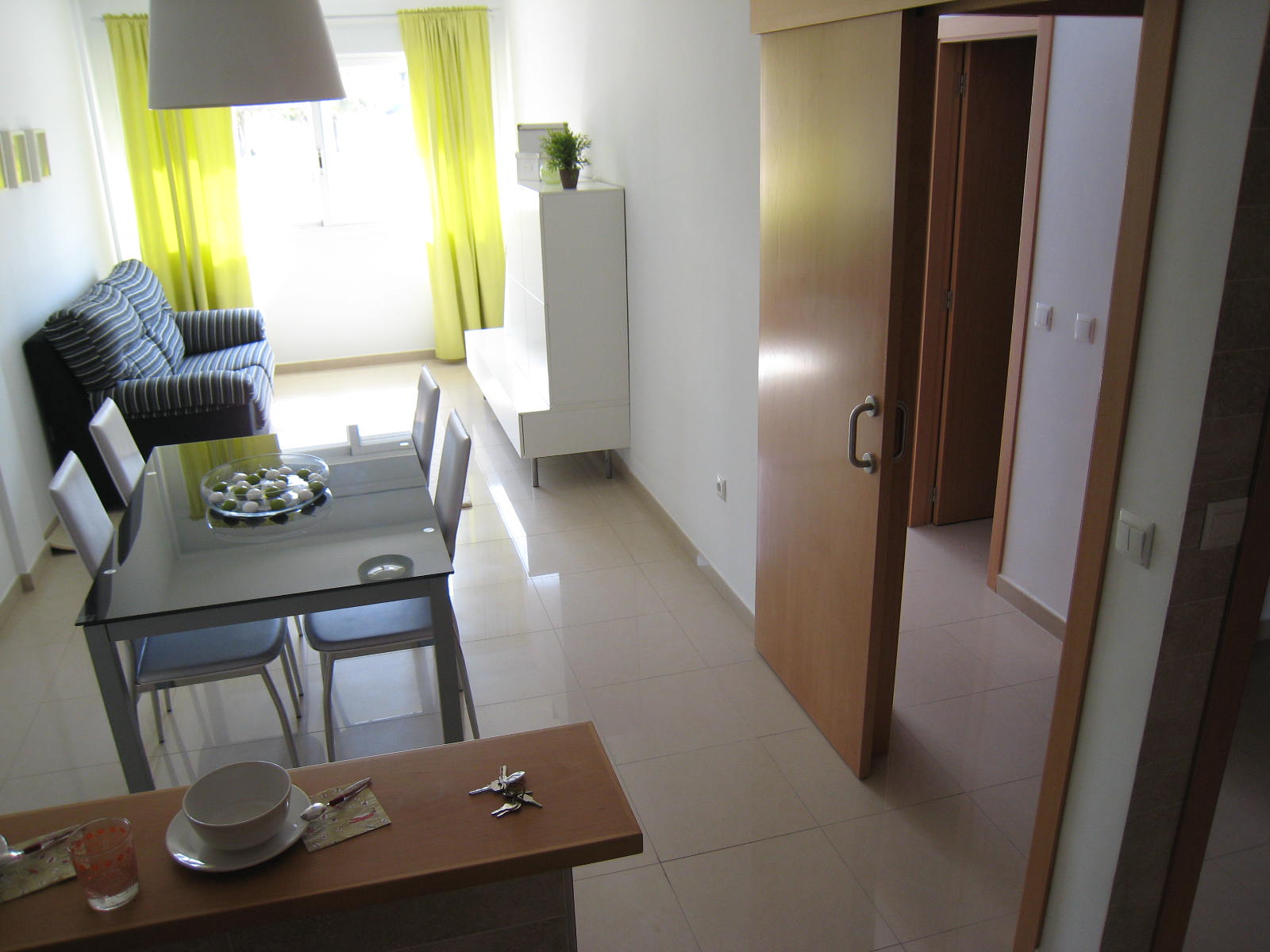leado piso piloto de promoción de pisos totalmente nuevos y acabados que incluyen en precio el parquing en simisótano y el trastero de 6 m2 con luz en cubierta. 2 dormitorios y 2 baños (uno on suite); armarios forrados y empotrados en todas las habitaciones y ropero de entrada; carpienteria interior en haya y exterior en aluminio blanco doble cristal; tomas de TV y FM y teléfono en todas las habitaciones y cocina; cocina americana amueblada con salida a galería de 5 m2. Posible obtener la máxima financiación de hasta el 110% del precio mas los gastos. Piso situado en zona tranquila y soleada de Oliva junto a parque público cerca de tiendas, bares, supermercado y a sólo 2 kms de las playas. Vistas panorámicas de montañas y desde lejos se divisa la linea de mar desde la terraza comunitaria donde están los trasteros. Precio buenisimo para estrenar piso cerquita de playa por muy poco dinero. Con solo 6000 euros ahorrados si el banco te financia el precio 75650 euros,a 40 años y al 3,25 % la cuota mensual te sale solo a 281 euros al mes !!!