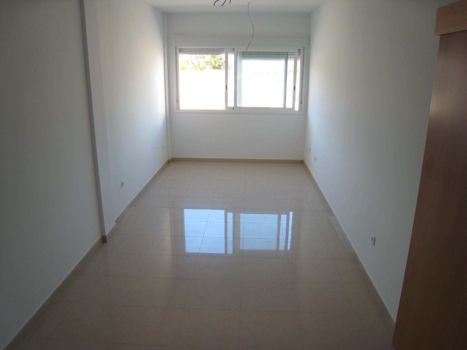 leado piso de nueva promoción de pisos totalmente nuevos y acabados que incluyen en precio el parquing en semisótano y el trastero de 6 m2 con luz en cubierta. 3 dormitorios y 2 baños (uno on suite); armarios forrados y empotrados en todas las habitaciones y ropero de entrada; carpinteria interior en haya y exterior en aluminio blanco doble cristal; tomas de TV y FM y teléfono en todas las habitaciones y cocina. La cocina es americana amueblada con salida a galería. Salón con salida a large y buen balcón con vistas a las montañas y orientado al sur-oeste. Posible obtener la máxima financiación de hasta el 100% del precio mas los gastos. Piso situado en zona tranquila y soleada de Oliva junto a parque público cerca de tiendas, bares, supermercado y a sólo 2 kms de las playas. Vistas panorámicas de montañas y desde lejos se divisa la linea de mar desde la terraza comunitaria donde están los trasteros. Buenisima oportnidad para tener piso nuevo y completo cerca de playa!!