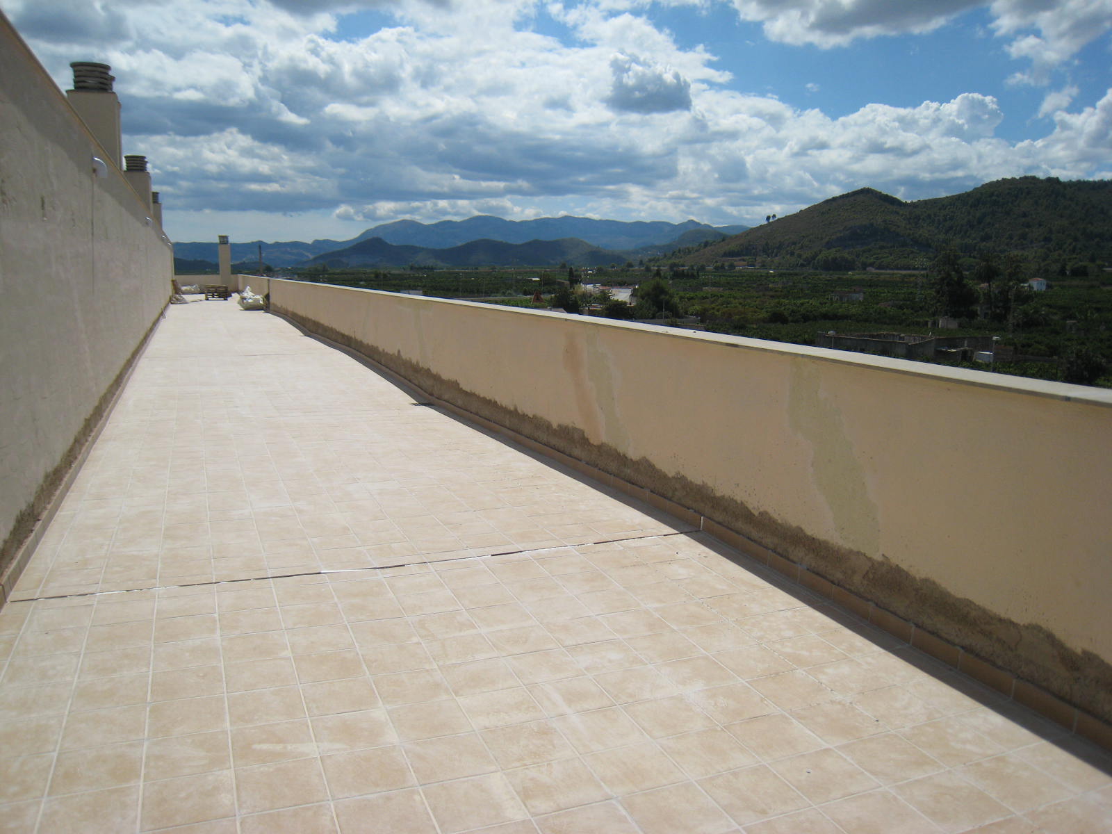 e dos dormitorios, con 2 buenos baños; gran trastero interno y otro externo en cubierta. Cocina americana con galería y abierta al salón con salida a amplio balcon con excelentes vistas a parque público muy bonito y tranquilo. No te pueden cosntruir nada en frente. Financiación máxima. Buenisima oportunidad. Sólo a 2 kms de la fina arena de la playa. El precio, además, incluye el parquing en semisotano y el trastro en cubierta.