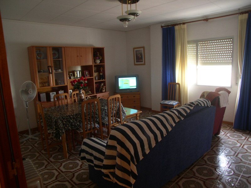 a baja de 100 m2  mas 2 terraza con 40 m2. Tiene 4 dormiorios, baño y aseo. Bien cuidado. Ascensor. Muy cómodo para vivir. Urge vender por traslado a otra población.