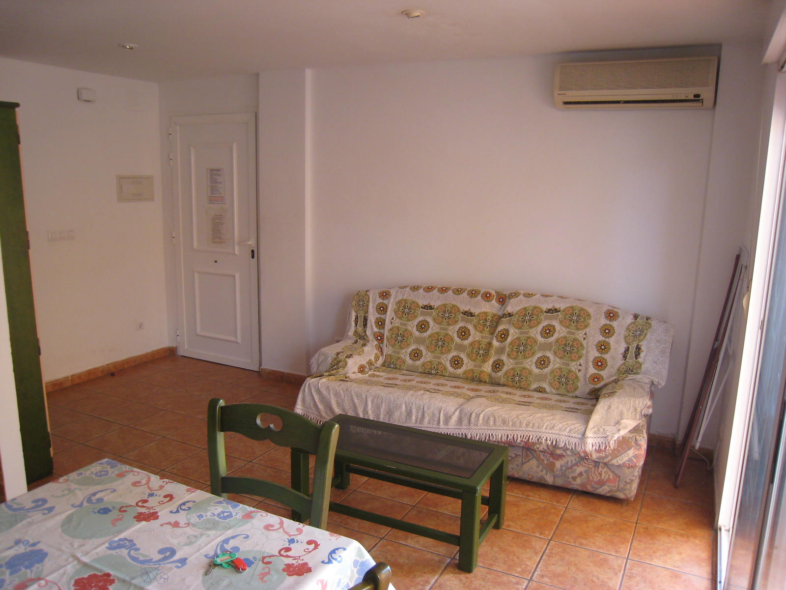 a: acojedor y soleadado apartamento muy bien aprovechado con terraza de 13 m2 muy soleada y todo completamente reformado. Primero sin ascensor con 2 dormitorios dobles con armarios empotrados. Práctica cocina americana abierta a bonito salón con salida a terraza. La fina arena de las playa solo a 50 metros de distancia para ir con la toalla al hombro!. Insuperable precio!. Verdadera oportunidad!