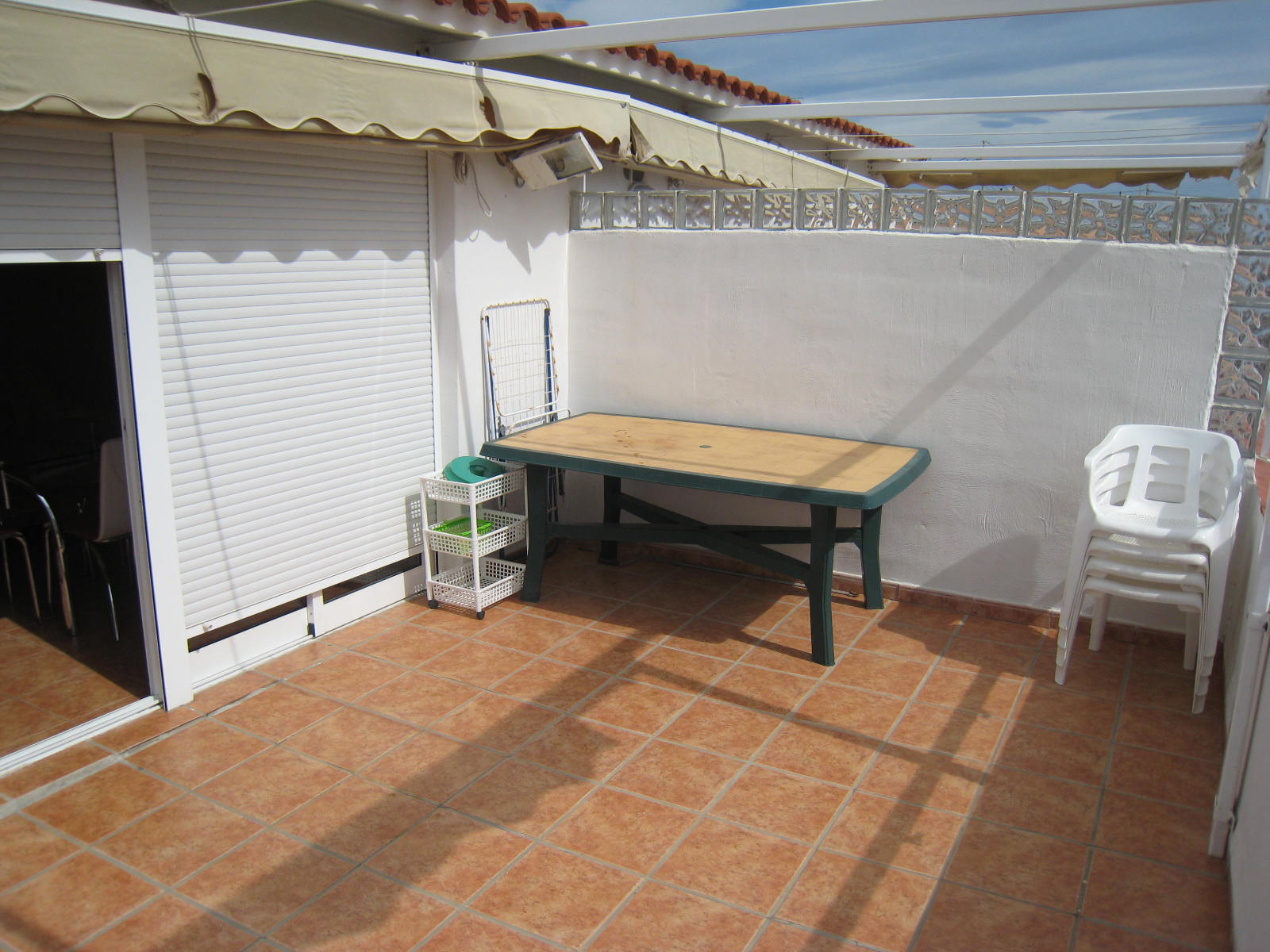 gido apartamento con gran terraza de 16 m2; 1 dormitorio doble; salón-cocina y baño completo con ducha. Reformado y amueblado  listo para disfrutar y para ir con la toalla a la playa que está a solo 50 metros de distancia!. Segundo sin ascensor en finca de muy pocos vecinos. Increíble precio.