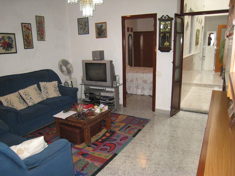 IBLES En Oliva: se venden dos pisos en casa de pueblo dividida en tres viviendas. Piso que ocupa toda la planta baja de la casa (reformado con 5 dormitorios, baño y aseo; es muy amplio y es el que aparece en las fotos) y piso en planta primera (a reformar con 2 dormitorios y 1 baño cuyas fotos no aparecen). Todo incluido en un solo precio. Oportunidad. Zona San Francisco en Oliva pueblo a solo 2 kms. de playas.