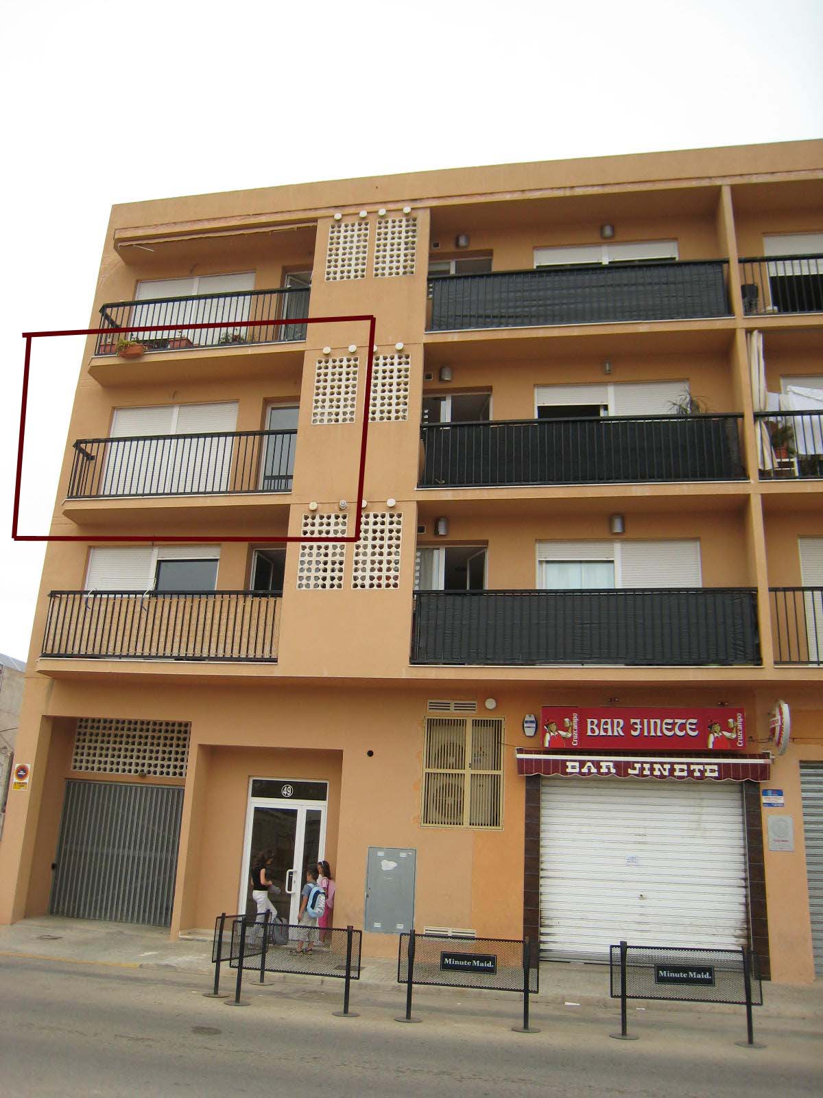 ilia: soleadisimo piso de banco de pocos años con 3 dormitorios y 2 baños. Totalmente a estrenar. Financiación hasta el 107% del precio. Sólo necesitas tener tener 4.000 euros ahorrados para pagar los gastos de compraventa!. Maravillosa oportunidad. Imposible encontrar algo mas barato a sólo 2 kilómetros de preciosas playas y 3 kilómetros de montañas rodeadas de pinos y preciosos paisajes. Reserva Natural protegida Marjal Pego-Oliva a solo 10 kms; Gandía ciudad a sólo 8 kilómetros y Denia a 20 kms.