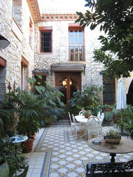 vo, casa Señorial de lujo, con todas las comodidades y el estilo de siempre. Cuando cruces por su puerta, un recibidor con el suelo brillante en mosaico, que se extiende como alfombra a tus pies te dara paso a tu espacio de tranquilidad, paz y confort. Su escalera original rehabilitada, sus techos altos y sus puertas te trasladaran a aquellos tiempos en donde la calidad tenia su precio. Cocina practica y funcional, chimena de dara calidez a tus tardes familiares. Su patio exhubereante de vegetacion, con su pozo y su barbacoa haran pasar tus maravillosas mañanas soleada de nuestro magnifico clima mediterraneo, con los niños correteando a tu alrededor.
La zona de descanso, con sus amplios dormitorios y distribuidor central te llevaran a las alcobas, donde respiraras su acogedora decoracion y la calidez de su ambiente. En un tranquilo rinconcito, con ventana al jardin, pasaras horas y horas leyendo.
En su magnifica buhardilla, jugaras al billar, mientras los jovenes destrozan la video consola, y alguien pasara las horas preparanso aquellos mojitos, Dry martini y demas combinaciones que aprendio en el verano. Todo un lujo en Pego, bien comunicado con Valencia y Alicante, y a un paso de la turistica Denia y las tranquilas playas de Oliva.