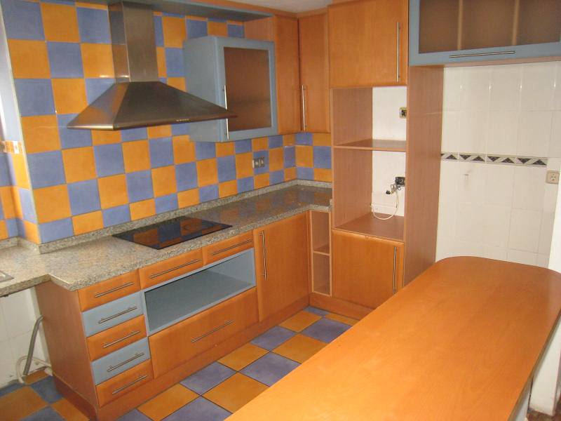 y cerca del paseo. Piso amplio y luminoso con 3 dormitorios dobles; armarios empotrados; cocina de diseño con despensa y lavadero. Precio incluye parquing en sótano y trastero en cubierta. Buena distribución. Sólo dos viviendas por planta. Piso de banco. Máxima financiación. Oportunidad.
