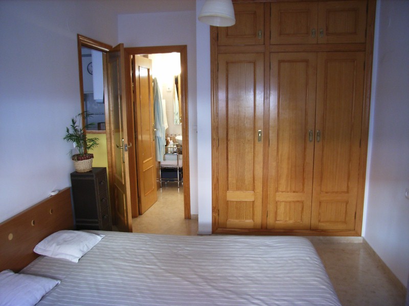 dio de un dormitorio amplio con baño on suite, salón, cocina americana, y trastero lavadero. En muy buena zona super centro al lado de todos los servicios. Economico.
