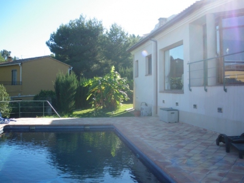 vistas al mar y al Montgo. Amplio salon de 100 m2, piscina y todos lo mas exclusivo. Muy buena zona. La vivienda pricipal toda en planta baja, con acceso al jardin piscina y terrazas. Ademas dispone de apartamento de 2 dormitorios independiente, que se puede utilizar como vivienda de invitados.