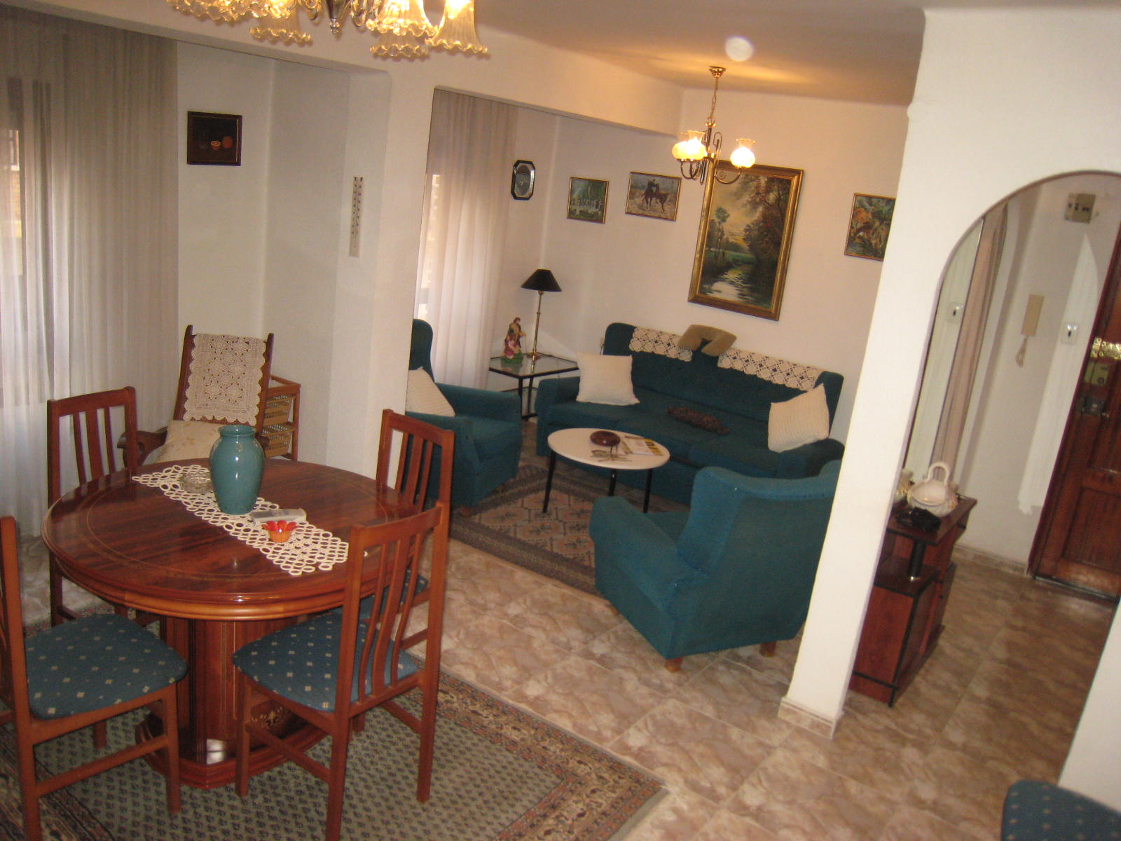 sin ascensor con suelos, cocina y baño reformados. Se tiró el tercer dormitorio para hacer el salón mas grande. Patio galería de 10 m2. Amueblado y con aire acondicionado frio y calor. Entrar a vivir.  Zona con todos los servicios básicos. A sólo 2 kms de playa.