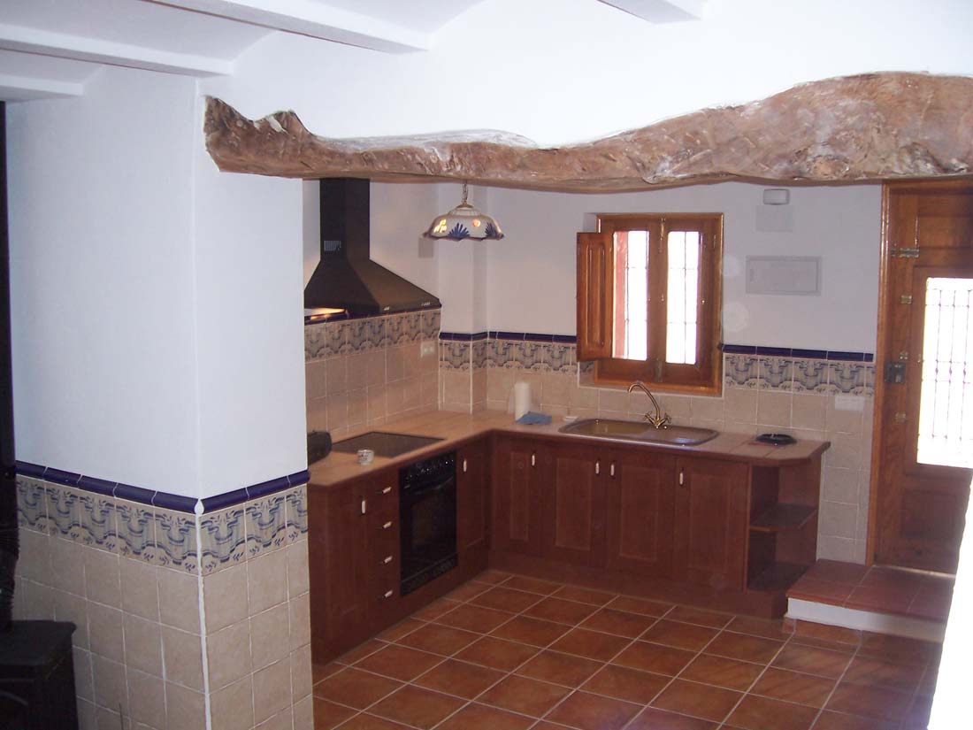 a casa de pueblo recientemente toda reformada en estilo rústico situada en el centro del pueblo.  Posee  cocina, salón con chimenea, 3 dormitorios, 2 baños (uno en matrimonial), amplio patio  y terraza soleada grande. Supertranquila y acojedora. Ideal para vacaciones. Muy bien comunicada y a sólo 26 km de  Gandía. ¡Inmejorable precio, excelente compra!.