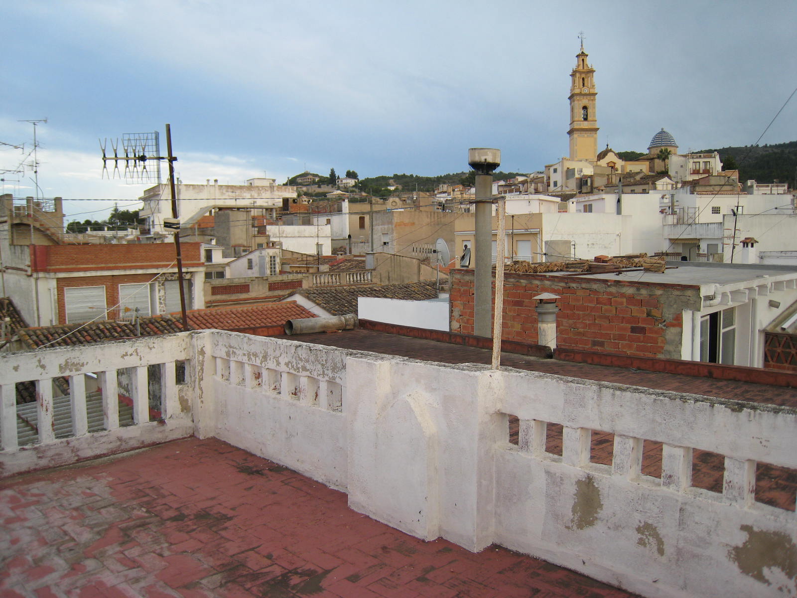 arros. En realidad se trata de dos pìsos uno en planta baja y el otro tipo duplex en primera y segunda planta con entrada independiente. El primero (habitable) tiene 3 dormitorios, cocina, baño y salón y terraza grande en cubierta. El piso en planta baja (a reformar) 2 dormitorios, baño, cocina y salón. Precio reducido varias veces. Es una propiedad ideal para los que busquen 2 viviendas en una!!.