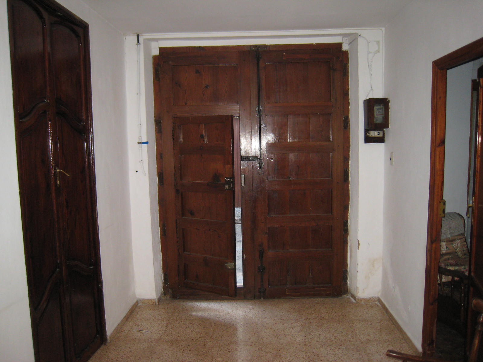 casa de pueblo con gran fachada de 8 metros, 96 m2 de solar, y 176 m2 construidos en 2 plantas. Conserva muchos elementos antiguos de estilo rustico. Estado sólido y cubierta prinicipal recientemente cambiada. Ideal para el que busca hacerse una casa grande, cómoda y a su gusto.